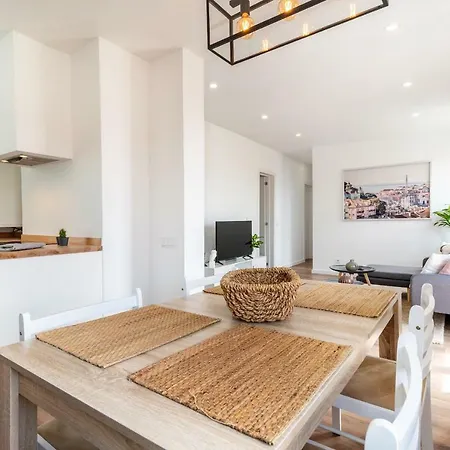 Modern 2-bedroom With Balcony Apartment *