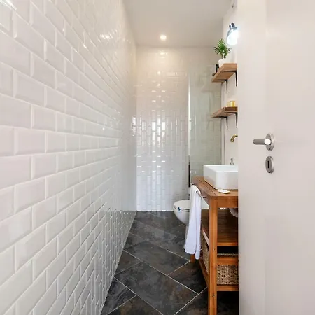 Modern 2-bedroom With Balcony