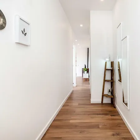 Modern 2-bedroom With Balcony *