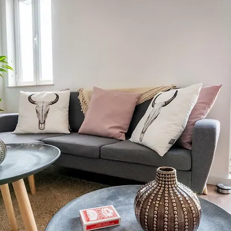Apartment Modern 2-bedroom With Balcony