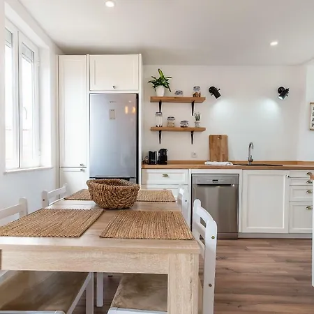Modern 2-bedroom With Balcony Lisbon